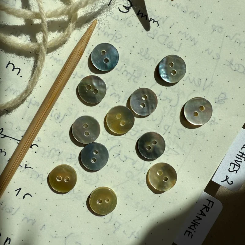 PetiteKnit_boutons-nacre-11.4mm_01 Set de 12 boutons en nacre - PetiteKnit – Image 1