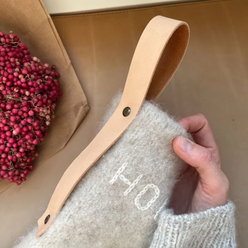 PetiteKnit_Leather-strap-for-Xmas-stocking_01 Lanière de cuir - PetiteKnit – Image 1